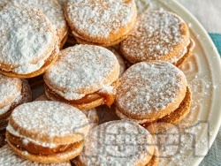Домашни сладки меденки слепени със сладко или течен шоколад - снимка на рецептата
